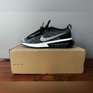 W AIR MAX FLYKNIT RACER BLACK/WHITE W SIZE 8.5